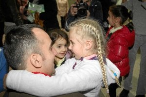 Recepción de los pequeños ayer en Loiu. /Jordi Alemany/