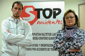 El exciclista profesional Pedro Horrillo, con la delegada en el País Vasco de Stop Accidenes, Rosa Trinidad. ::
BORJA AGUDO/