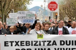 Los participantes en la protesta corearon consignas contra los bancos. / Lusa/