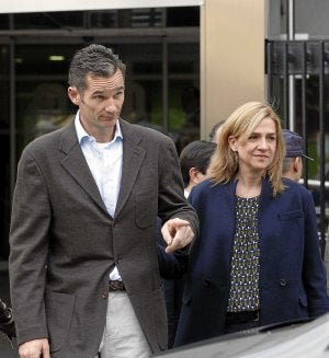 La Infanta Cristina y Urdangarin, el 25 de noviembre, después de visitar al Monarca en el hospital. /Efe/