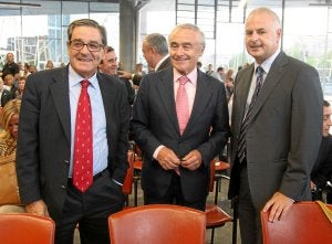 Mario Fernández, en una reunión con directivos de Cebek./