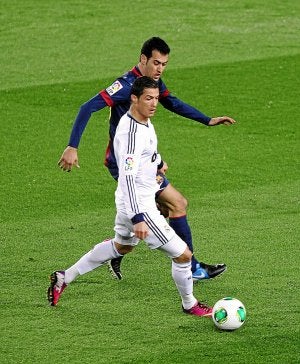 Rotaciones. Cristiano, a priori suplente, perseguido por Busquets./