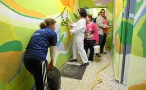 Las madres y padres tiraron de pintura y brocha para recuperar las paredes del colegio./ Pedro Urresti/