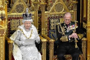 Isabel II y el duque de Edimburgo, ayer en el Parlamento. | EFE/