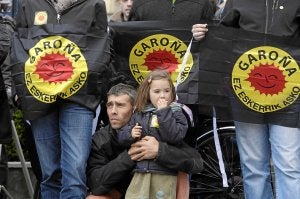 Imagen de la protesta llevada a cabo ayer en Vitoria, contra la central nuclear de Garoña. | RAFA GUTIÉRREZ/