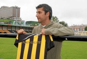 Docando posa con la camiseta gualdinegra el día de su presentación en La Florida. ::
PEDRO URRESTI/