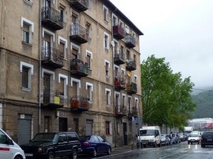 El inmueble se ubica en el 18 de la calle Larrazabal. /Mitxel Atrio/