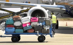 Los daños en ruedas y asas de las maletas son los más comunes y de los que la aerolínea elude responsabilizarse. /Marieta/