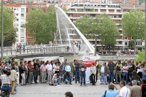 Homenaje en la plaza de la Convivencia por las dos primeras muertes de 2013. /Jordi Alemany/