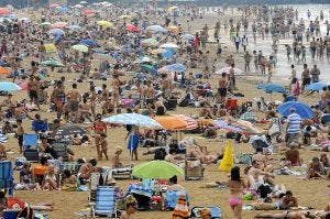 La vizcaína playa de La Arena, ayer, atestada./ FERNANDO GÓMEZ/