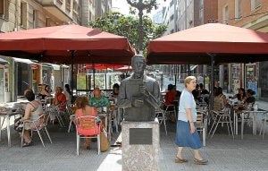 El busto de Blas de Otero reposa ahora en la confluencia con Alameda Rekalde. /Jordy Alemani/
