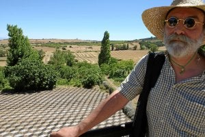 Demetrio Navaridas ante su obra 'Artificio', situada junto al paseo del pueblo./