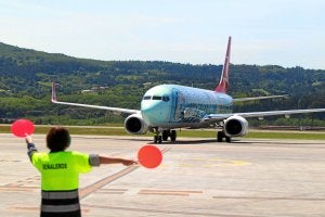 Un empleado de Loiu realiza señales a un avión de Turkish tras aterrizar en 'La Paloma'./ MITXEL ATRIO/
