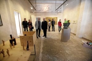 Los autores, ante alguna de las obras en la galería 'Planta Baja'. ::
CLARA LARREA/