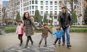 Naiara y José Angel con sus tres hijos, Araitz, de siete años, Ixone, de cinco, y Unai, de tres, en el jardín de la Alhóndiga de Bilbao. /Fernando Gómez/