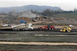 Obras para la construcción de la nueva fábrica de Tubacex en Marina de Cudeyo (Cantabria)./ CELEDONIO/