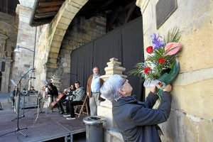 Ofrenda floral a las víctimas en el pórtico de Santa María. ::
J. ALEMANY/