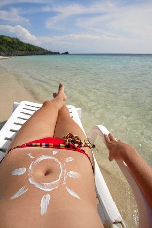 Una mujer toma el sol./