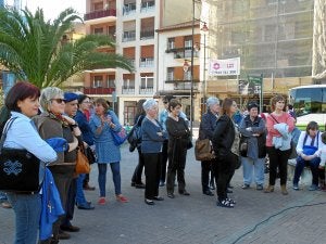 Vecinas y antiguos alumnos de la profesora recordaron a esta mujer «de bandera». ::
ALBA CÁRCAMO/