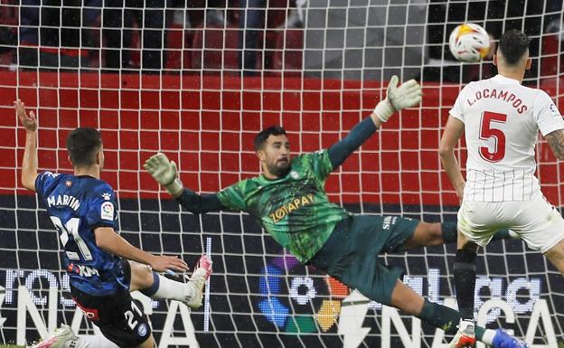 Pacheco no puede detener el disparo de Ocampos en el empate a dos de los albiazules contra el Sevilla. /EFE/Manuel Vidal