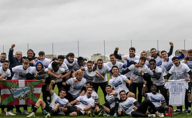 La plantilla y el cuerpo técnico celebran al final del partido el ascenso de categoría sobre el césped de Ibaia./Blanca Castillo