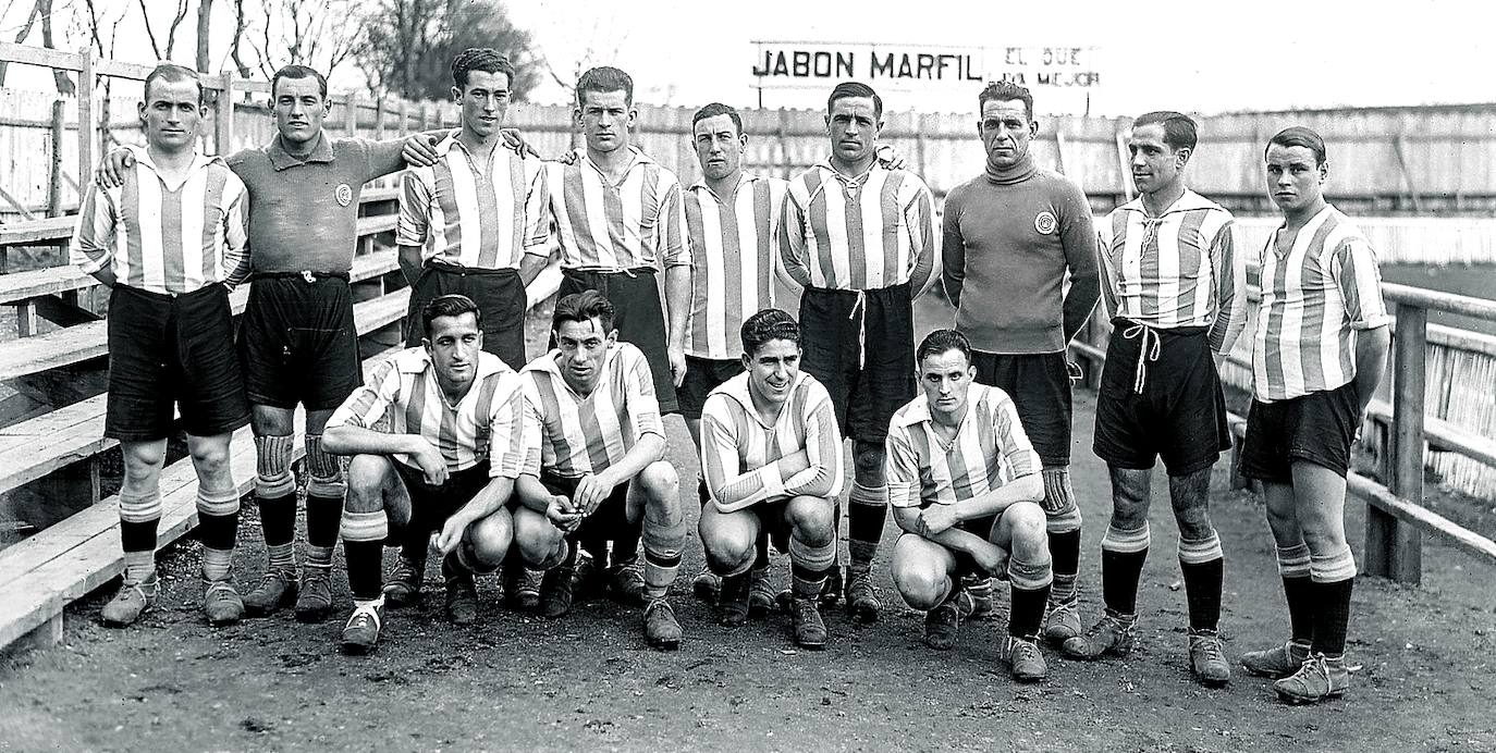 Años 30. Formación del Alavés antes de un partido en Mendizorroza.