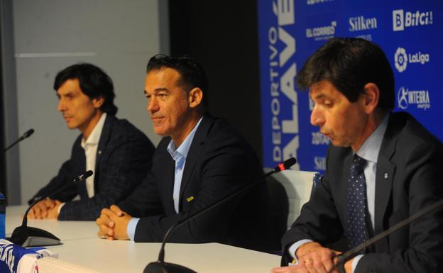 El nuevo entrenador del Alavés, Luis García Plaza, junto a Fernández de Trocóniz y Fernández./IGOR AIZPURU