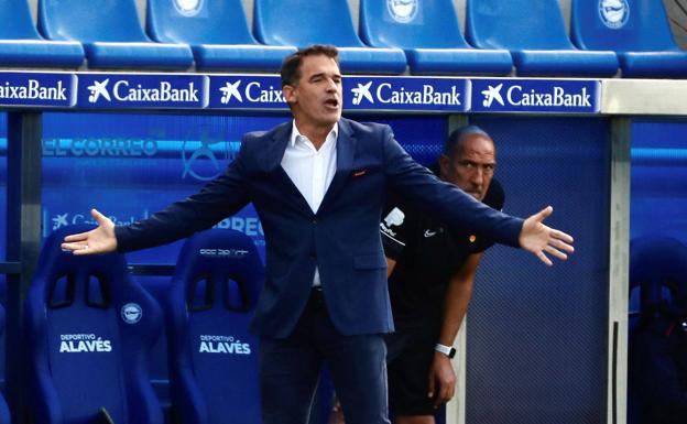 Luis García Plaza gesticula hacia sus jugadores en el banquillo de Mendizorroza, estadio que visitó por última vez cuando era entrenador del Mallorca. /EFE/David Aguilar