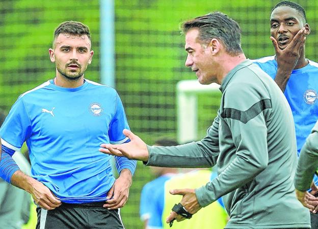 Luis García da instrucciones a Sedlar en el primer entrenamiento del serbio con el Deportivo Alavés. 