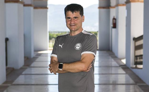 Alberto Fernández posa en el complejo de Villaitana, donde está con el equipo. /Moisés castell/Prensa2