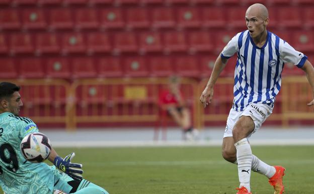 Guridi bate por bajo al portero del Besiktas para lograr el gol del empate. 