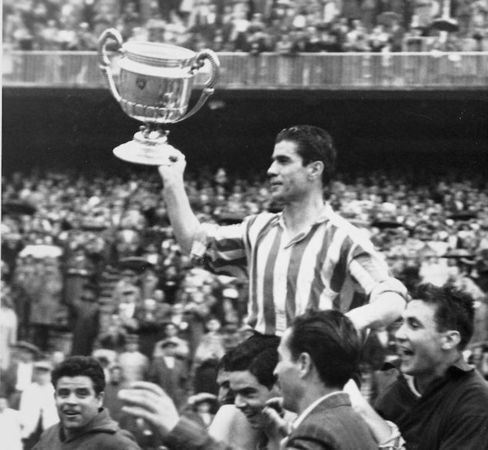 Gainza exhibe la Copa a hombros de sus compañeros./Manu Cecilio