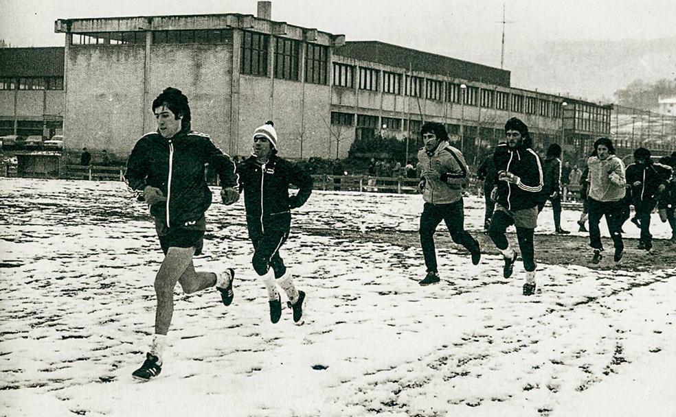 Sarabia y Dani corren por delante de sus compañeros en un entrenamiento sobre un terreno de juego de Lezama cubierto de nieve. 