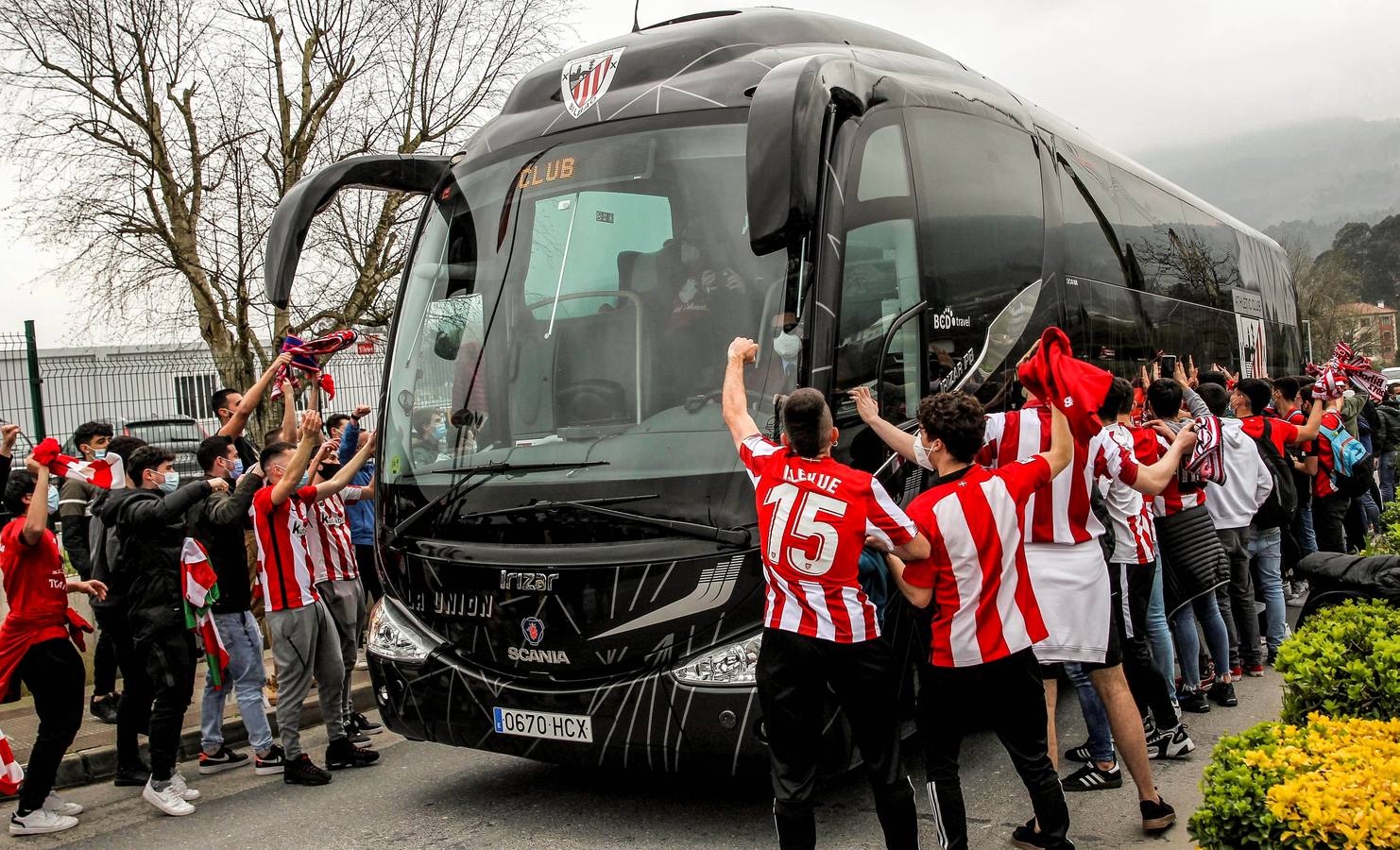 Imágenes de la llegada del Athletic a Bilbao y aficionados en Lezama