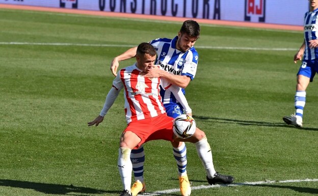 Aketxe y Martín, del Alavés, en un partido de Copa del Almería. 