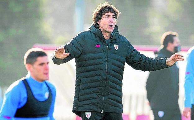 Patxi Salinas dirigió ayer su primer entrenamiento al frente del Bilbao Athletic. 