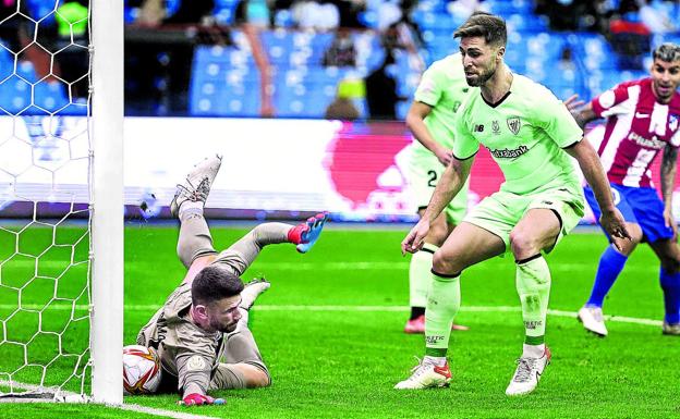 Yeray ve cómo el balón rebota en la espalda de Simón y se convierte en el gol que adelantó al Atlético de Madrid. 