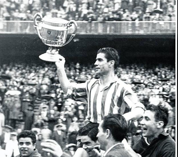Gainza, con la Copa de 1958 que el Athletic ganó al Madrid. 