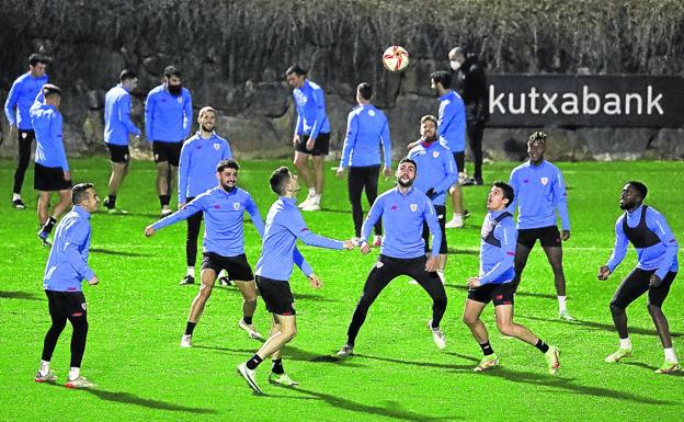 Los futbolistas del Athletic se entrenaron ayer en las instalaciones de Lezama para preparar el partido ante el Barça. 