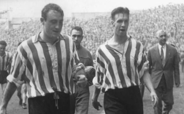 Mauri, a la izquierda, en un encuentro con el Athletic de la década de los 50./el correo