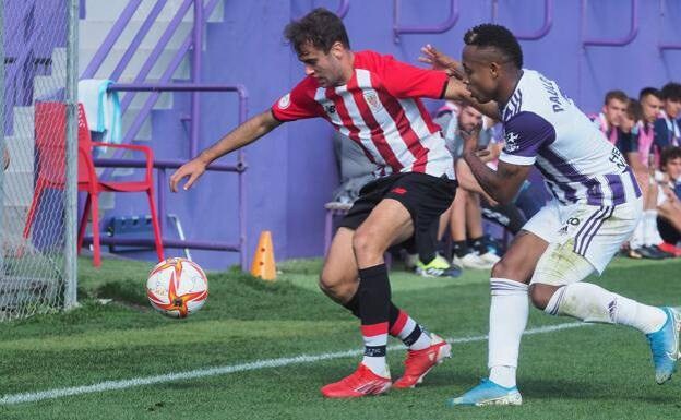 Álvaro Núñez protege un balón ante un jugador del Valladolid B. / ATHLETIC