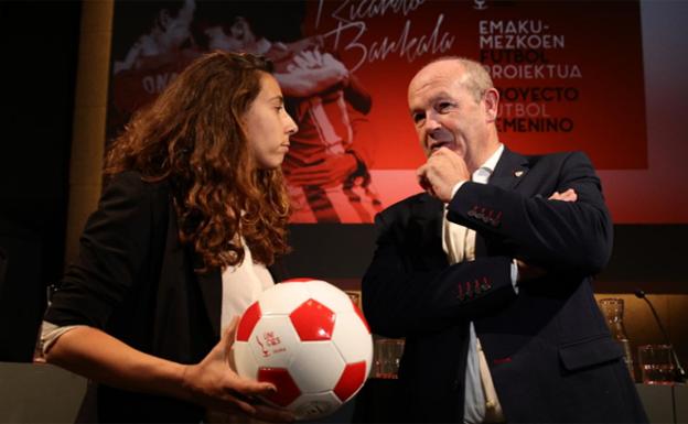 Ainhoa Tirapu conversa con Ricardo Barkala en el acto de presentación del proyecto de fútbol femenino./ainhoa gorriz