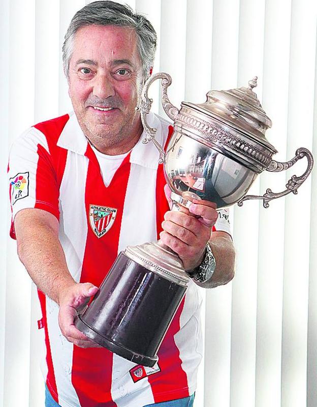 Ramón García con una réplica de un trofeo y la camiseta del Athletic. /p. urresti