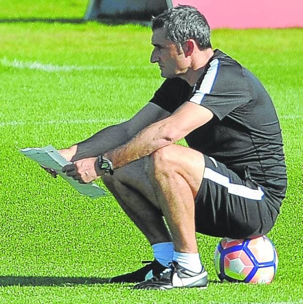 Ernesto Valverde observa un entrenamiento en Lezama en su anterior etapa en el Athletic. 