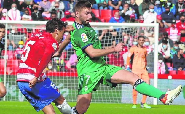 Jon Moncayola disputa un balón contra un jugador del Granada durante un partido de la pasada temporada. 