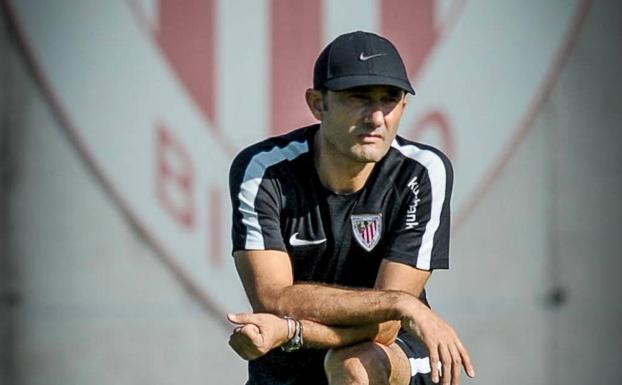 Valverde observa un entrenamiento de sus jugadores en Lezama durante su anterior etapa en el club.