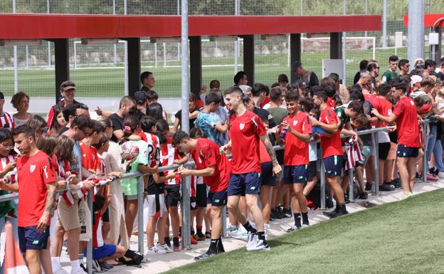 Los jugadores del Athletic firman autógrafos y se fotografían con los aficionados. 