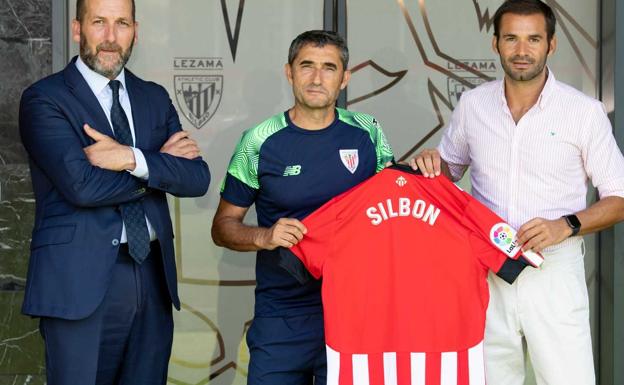 Borja Gonzalez , director de negocio del Athletic, Ernesto Valverde y Carlos Galluzzo, director de marketing de Silbon. 