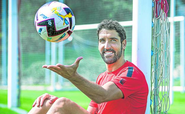 Raúl García juega con un balón durante la sesión fotográfica celebrada el jueves en el campo número uno de Lezama. 