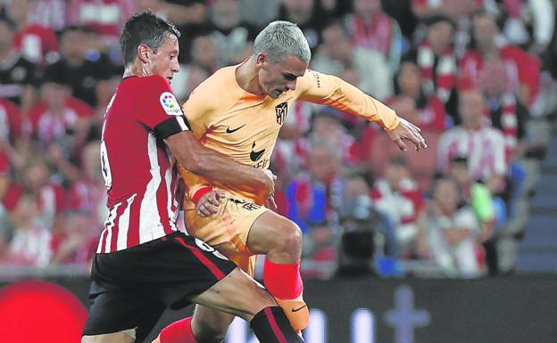 Griezmann intenta superar a Mikel Vesga, que anoche recuperó la titularidad en el Athletic.